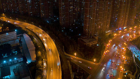 城市交通夜景4K航拍视频的预览图