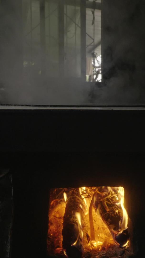 实拍炉灶柴火燃烧视频素材视频的预览图