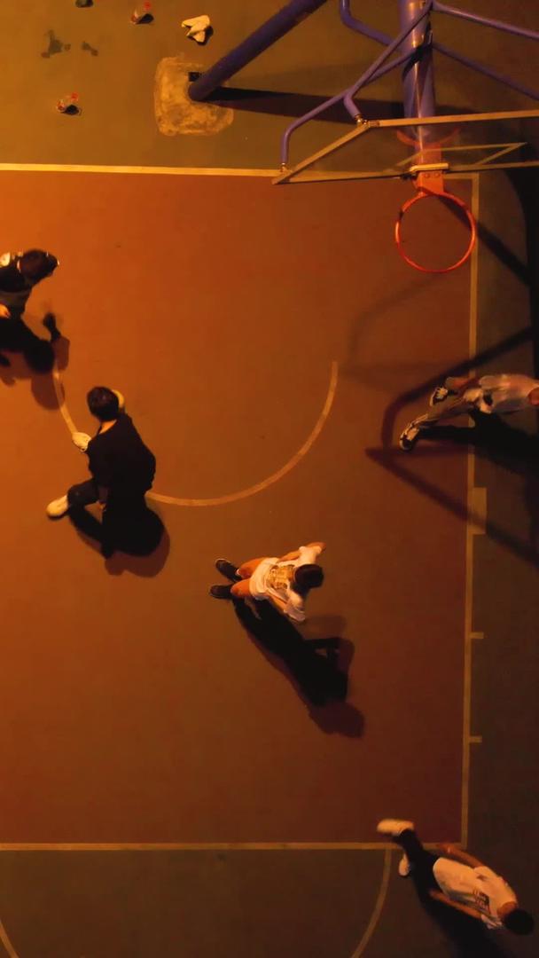 航拍城市夜间篮球场上运动健身篮球比赛的人群素材视频的预览图