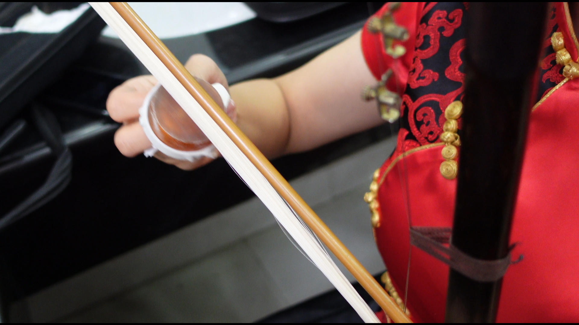 国乐民乐二胡琴弦松香保养4k素材视频的预览图