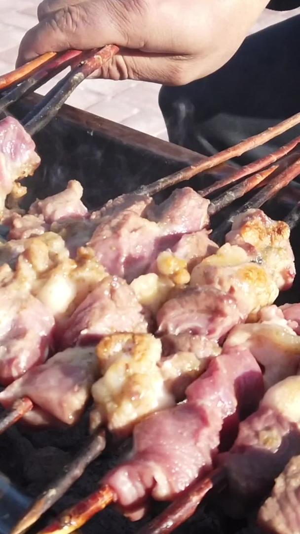 新疆烤羊肉串实拍视频集合视频的预览图