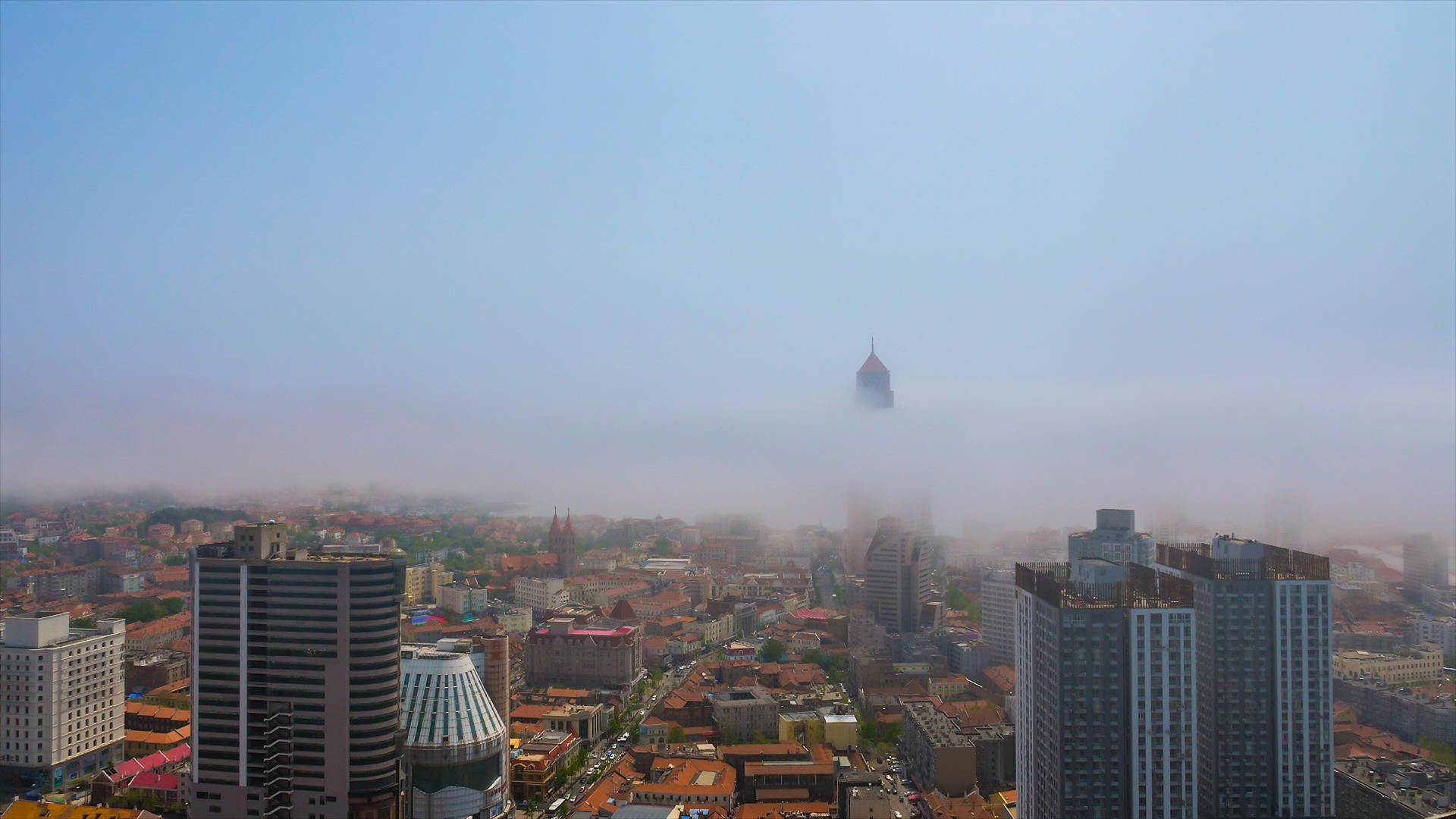 4K滨海岛城海雾袭来视频的预览图