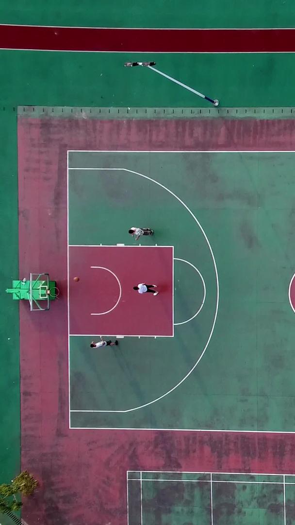 打篮球的航拍篮球场视频的预览图