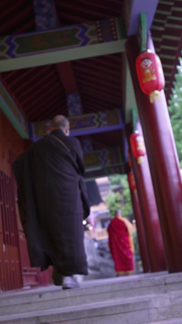 慢镜头升级拍摄传统节日清明节寺庙宗教祭拜僧人背影视频的预览图