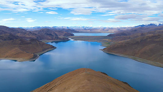 4k航拍高原湖水湖泊自然风景视频的预览图