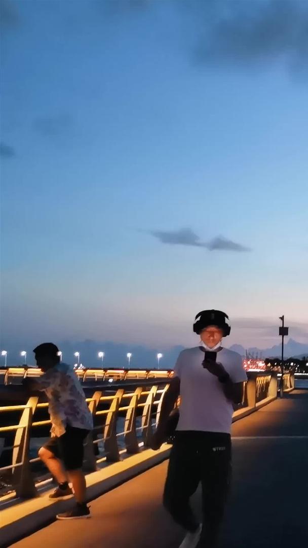 海滨城市人物假期海滨夜景休闲集合视频的预览图