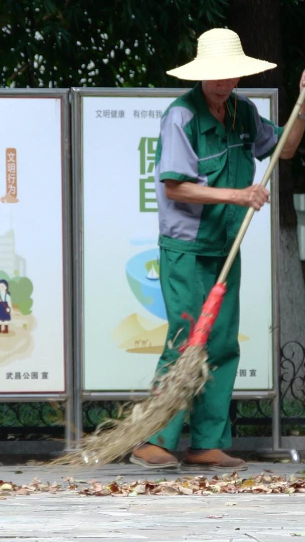 卫生工人工作清洁工人清洁落叶落叶视频的预览图