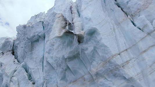 4k航拍震撼蓝色冰川融化大自然视频的预览图
