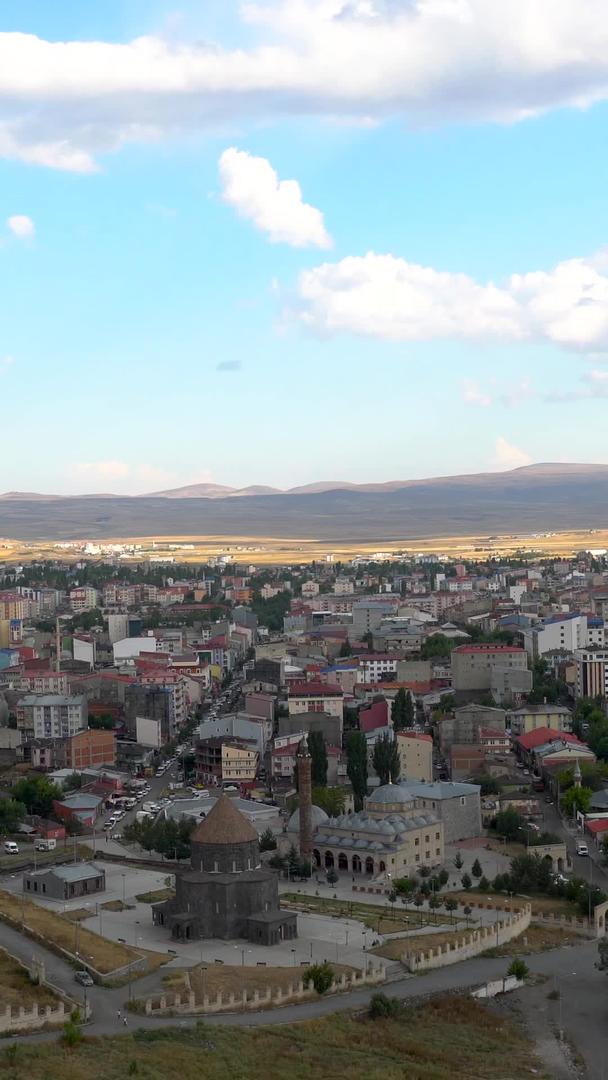 在土耳其卡尔斯荒野中城市延时收藏视频视频的预览图