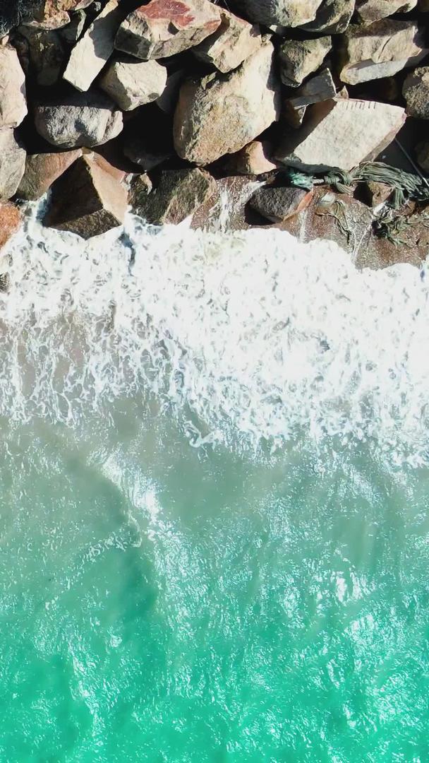 夏天海浪拍打礁石视频的预览图
