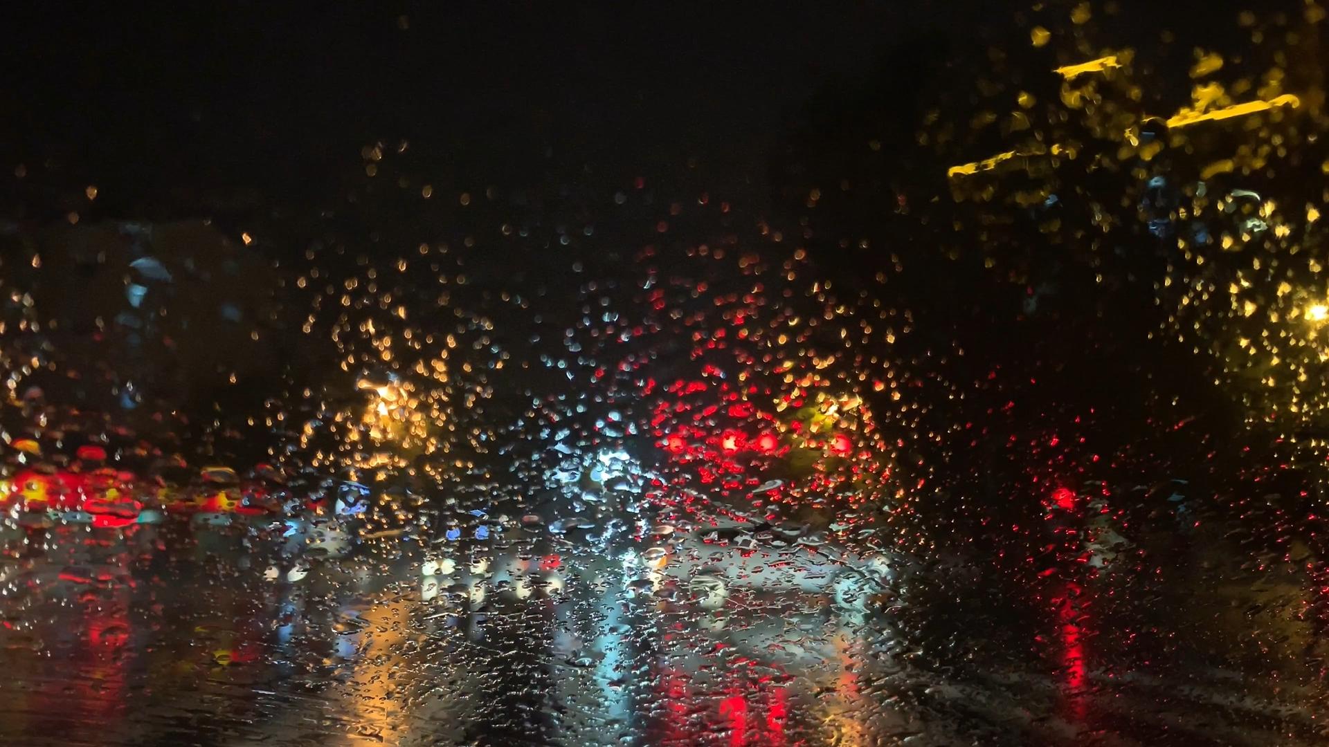 夜晚雨中街景延时空镜转场视频的预览图