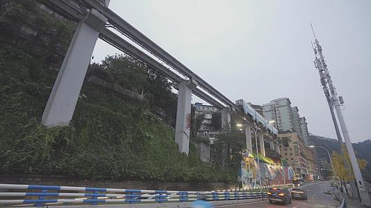 重庆网红轻轨站李子坝穿楼轻轨视频的预览图