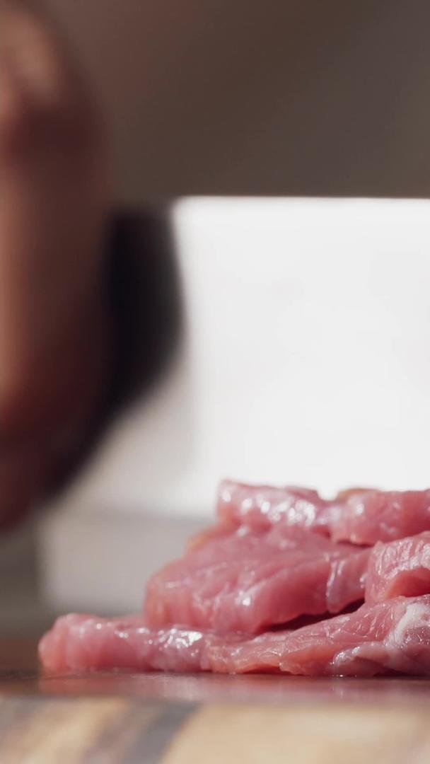 刀切牛肉肉焯水捞肉的过程视频的预览图