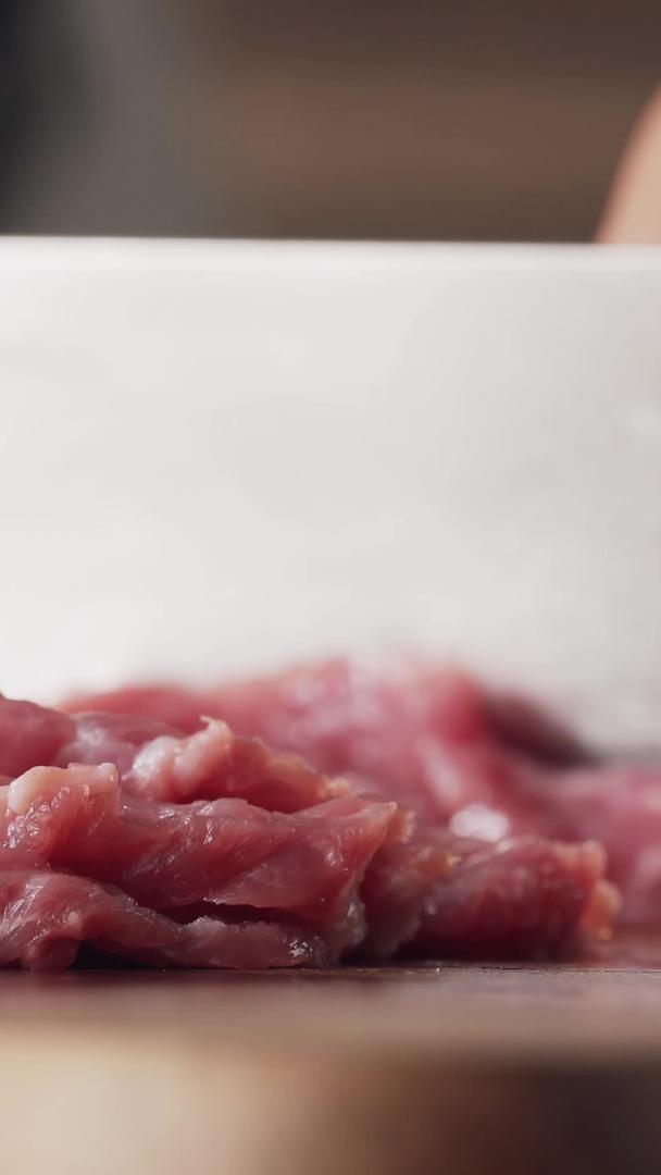 刀切牛肉肉焯水捞肉的过程视频的预览图