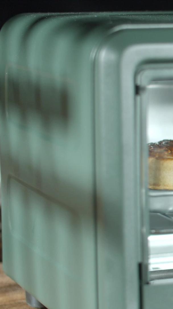 制作实拍传统节日月饼烤箱完成取出视频的预览图