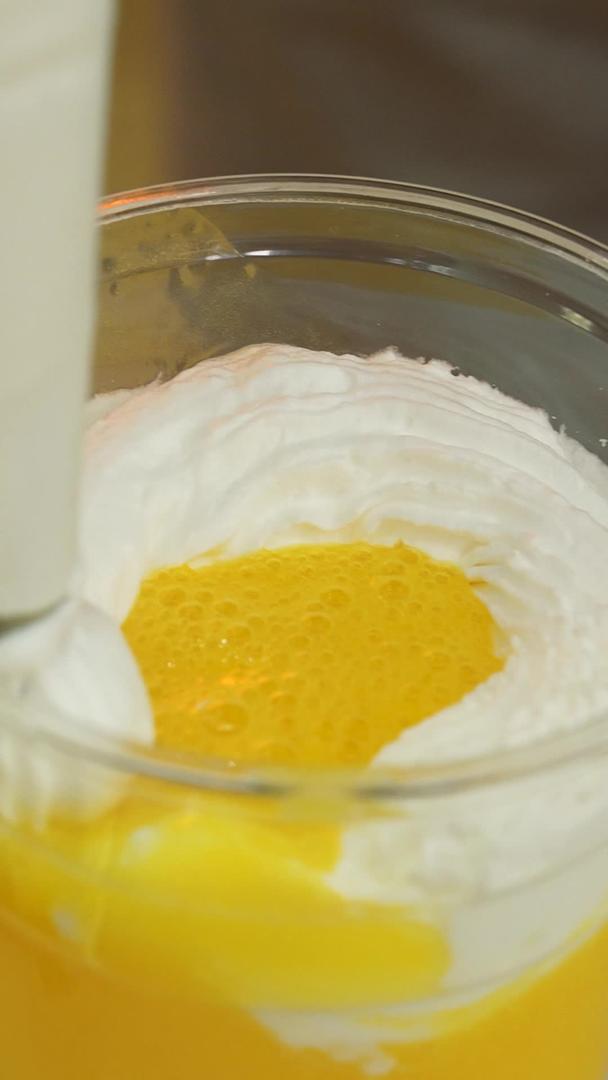 慢镜头升级拍摄素材夏季降温冷饮芒果红豆冰淇淋制作工艺视频的预览图