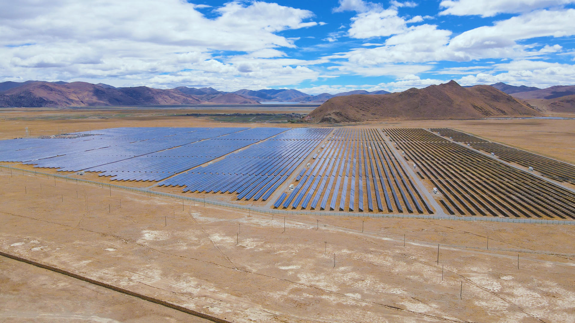 4k航拍大型太阳能发电站新能源电能视频的预览图