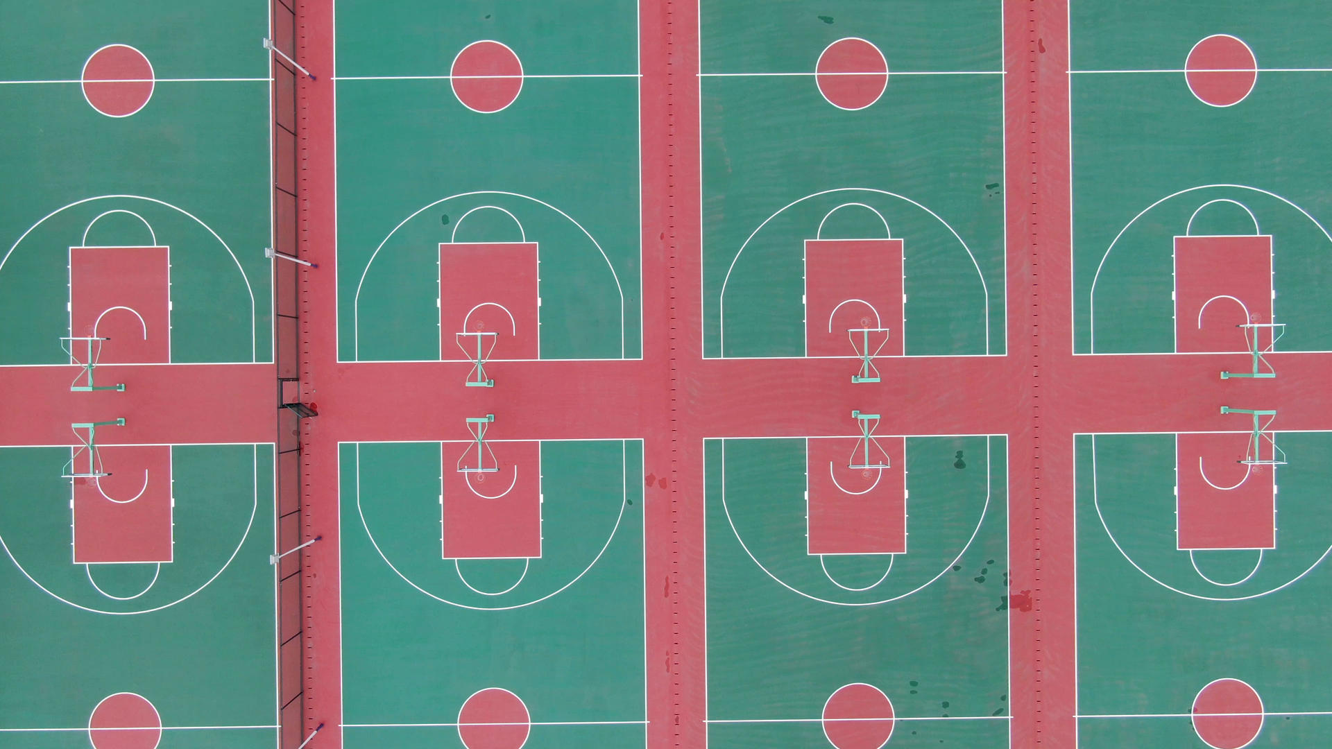 4K垂直航拍新修篮球场视频的预览图