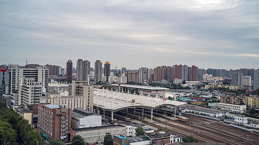 8k延时河南郑州老火车站进站口视频的预览图