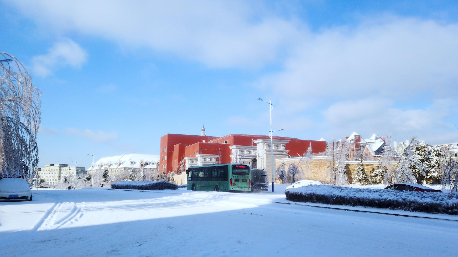 4K拍摄欧式建筑雪景下行驶的公交车视频的预览图