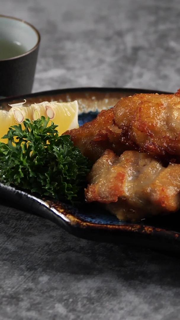 日本小吃烤鸡块现实变焦视频的预览图