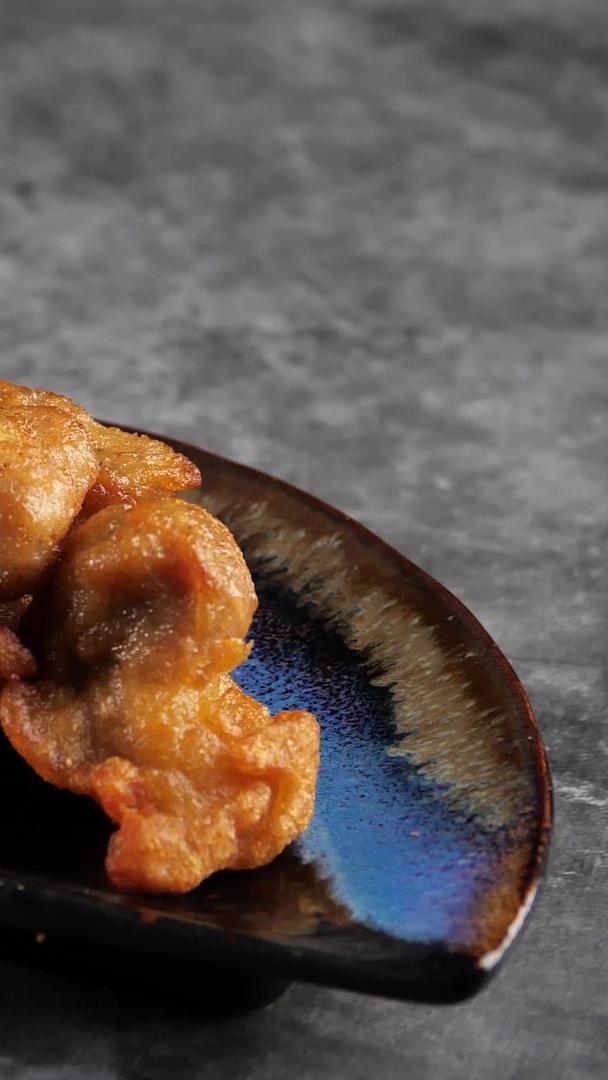日本小吃烤鸡块现实变焦视频的预览图