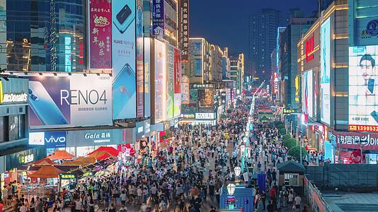 8K青岛台东步行街夜市人流视频的预览图