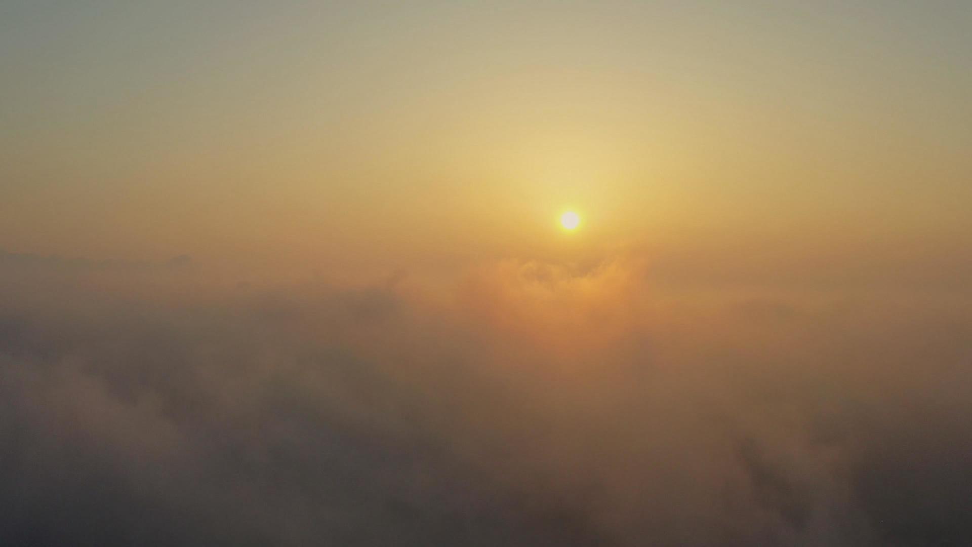 航拍清晨平流云雾之上初升的太阳视频的预览图