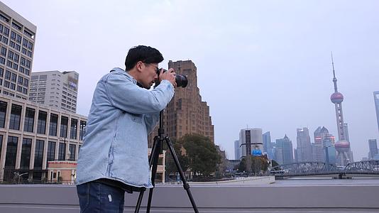 拍摄城市风光的摄影师视频的预览图