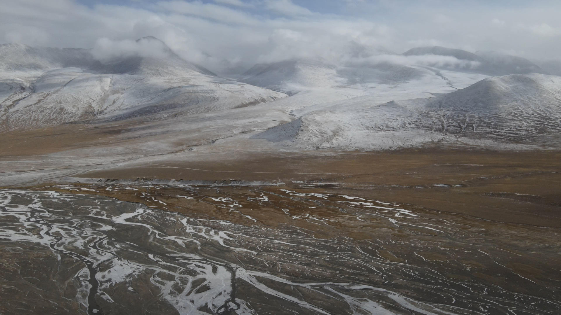 4K可可西里航拍雪山风光视频的预览图