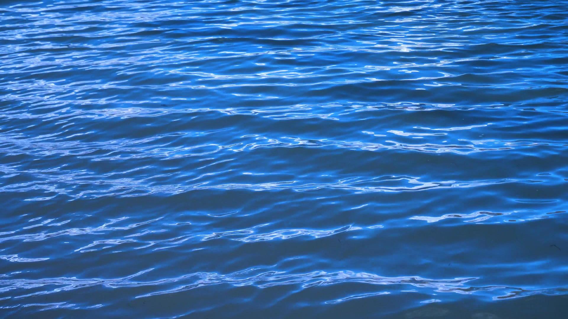 蓝色湖水海浪波澜视频的预览图