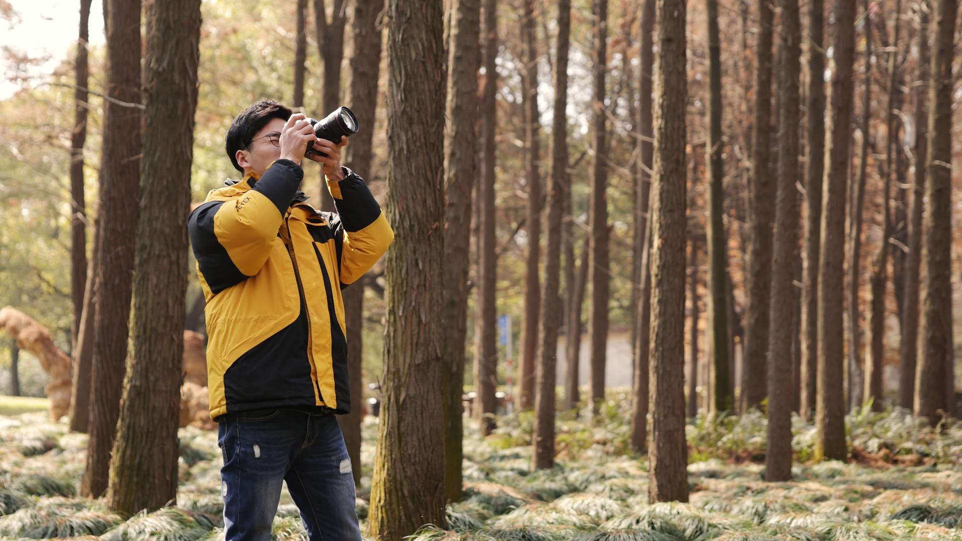 树林里行走的摄影师视频的预览图
