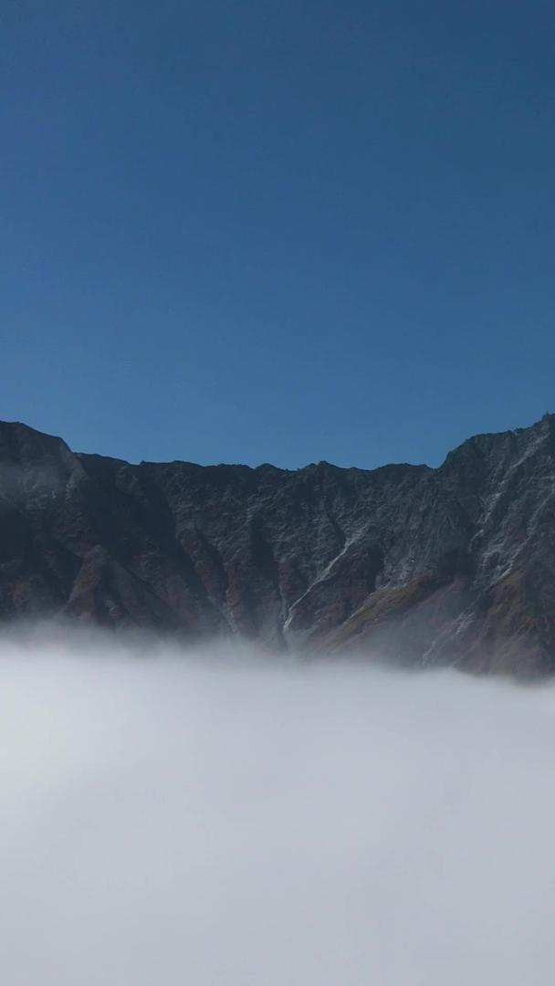 卫士峰雪山壮观视频素材航拍四川海螺沟景区云端视频的预览图