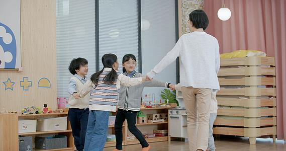 8K老师和小朋友们一起手拉手做游戏视频的预览图