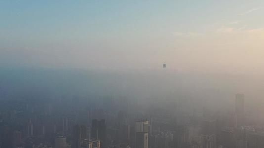 航拍平流雾中的城市和直插云霄的摩天大楼视频的预览图