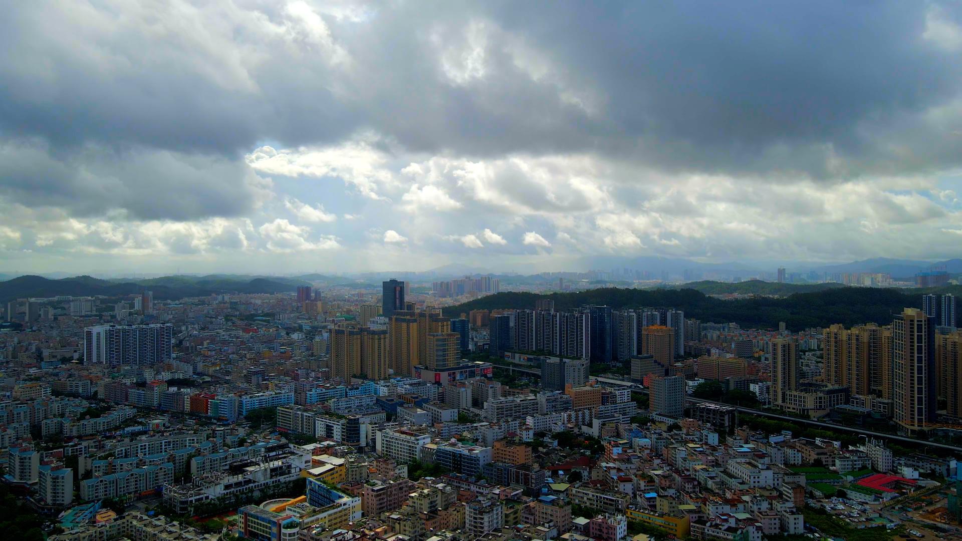 城市雨后多云蓝天自然风光航拍视频的预览图