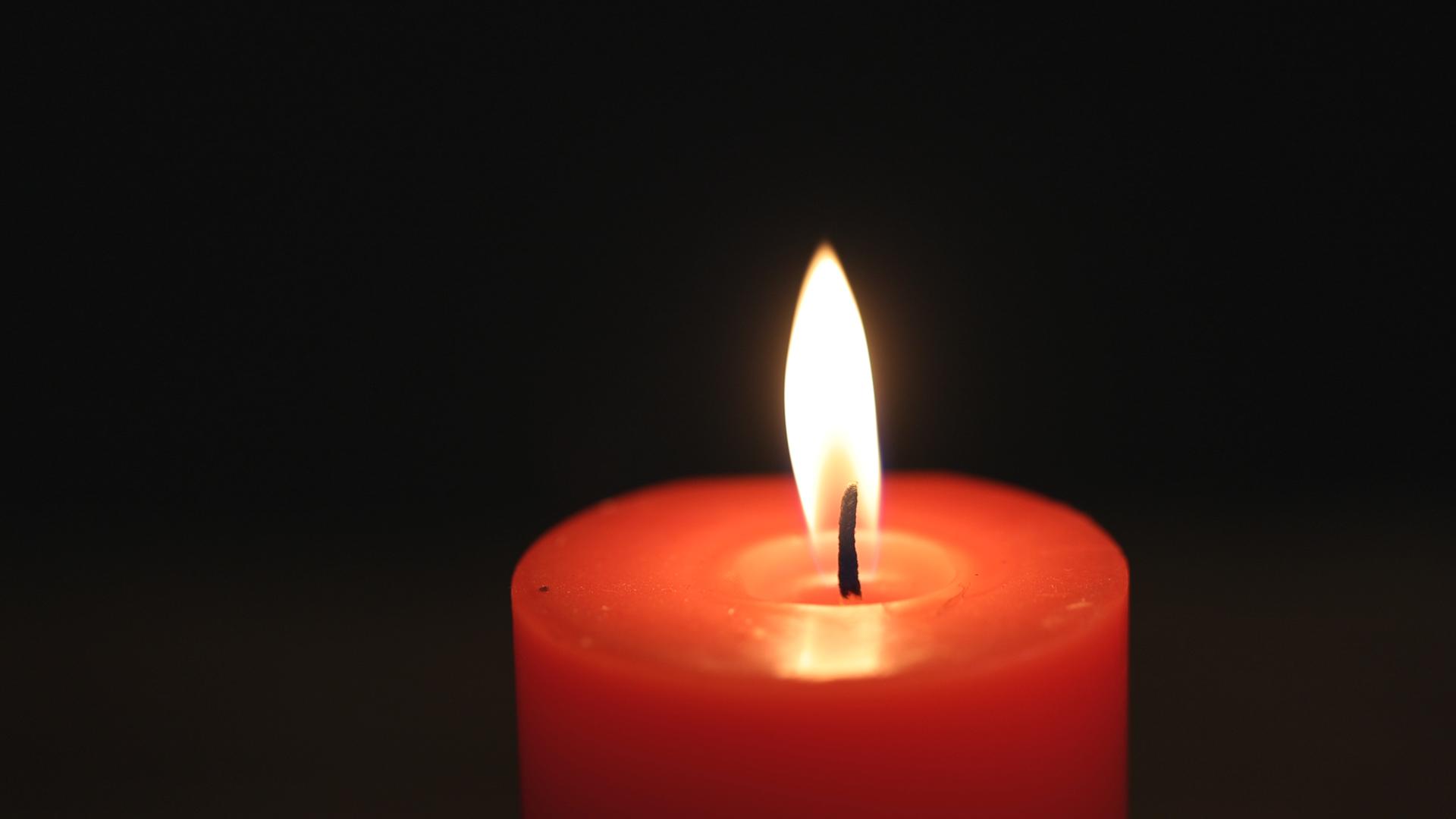 燃烧的红色蜡烛视频的预览图