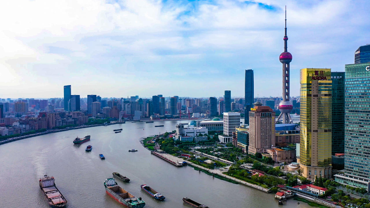4K航拍上海黄浦江视频的预览图