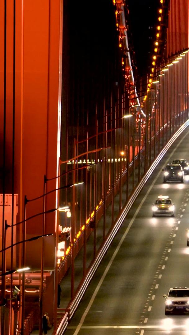 夜晚的城市桥梁川流不息交通繁忙视频的预览图