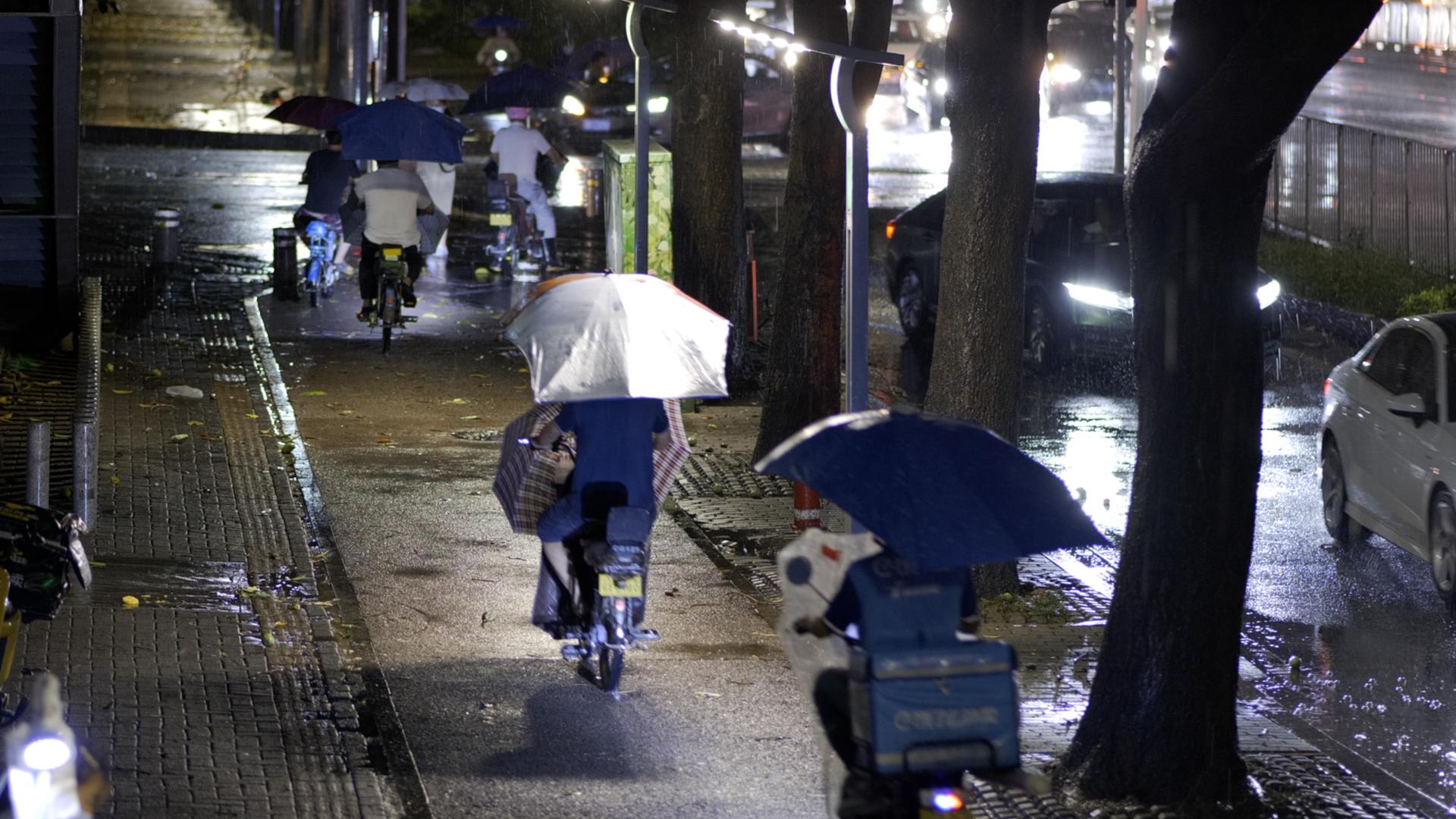 城市下雨天马路街道夜晚素材视频的预览图