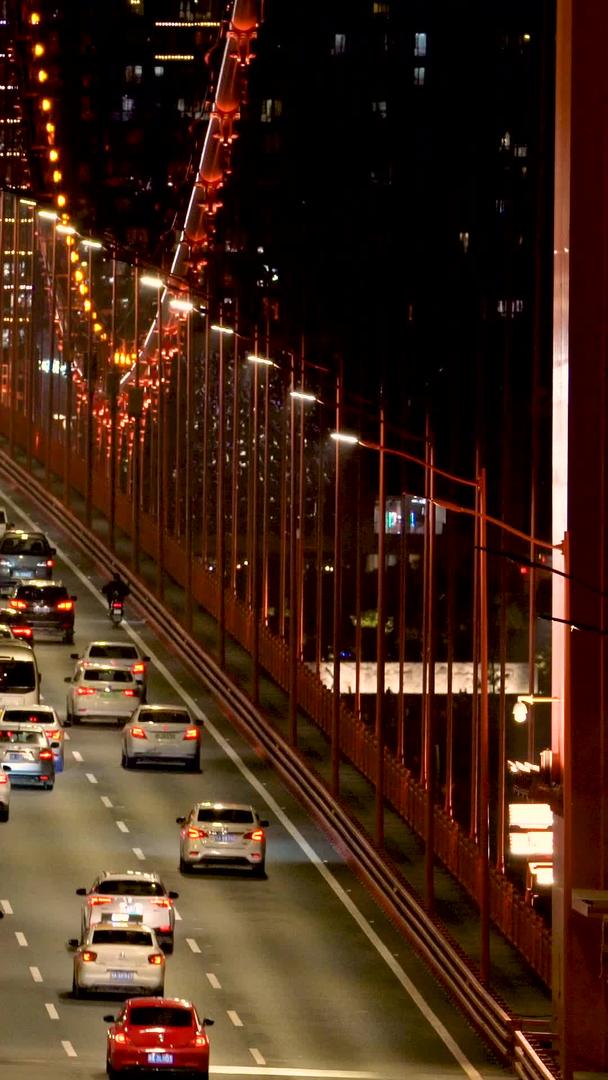夜晚的城市桥梁川流不息交通繁忙视频的预览图