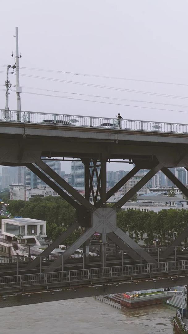 航拍城市汛期长江封锁堤坝码头材料视频的预览图