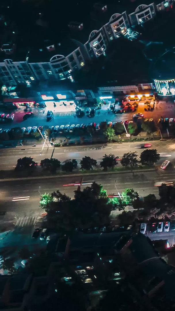 夜间城市道路十字路口车流延迟摄影视频的预览图