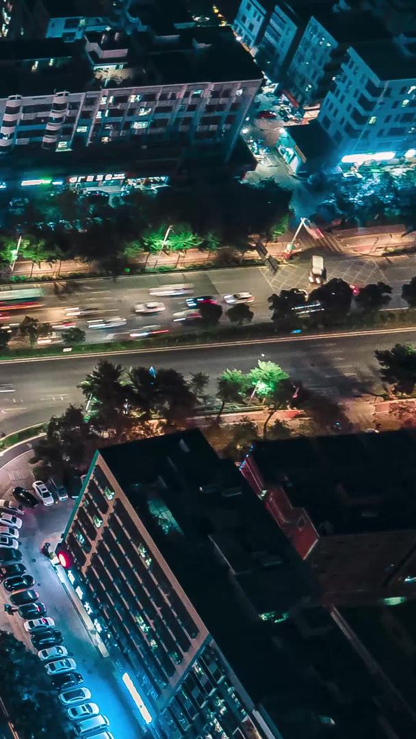 夜间城市道路十字路口车流延迟摄影视频的预览图