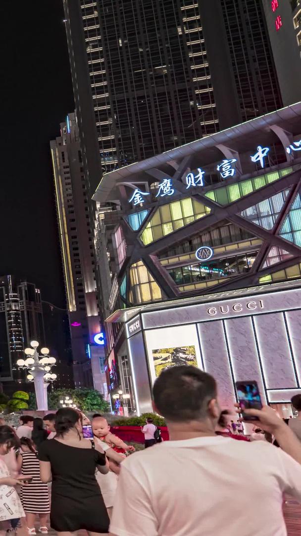 重庆解放碑步行街夜景人流延迟视频的预览图