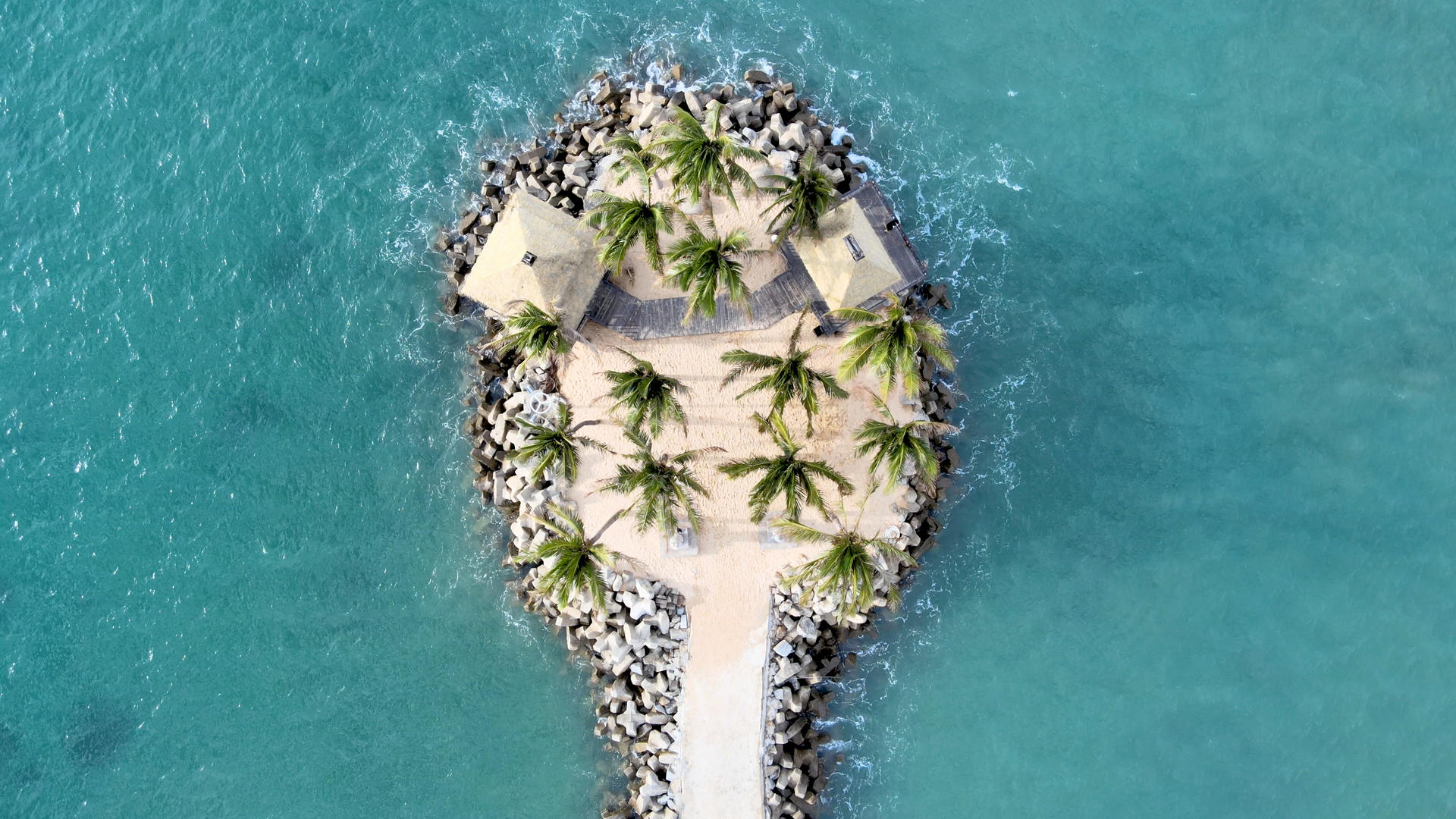 航拍分界洲岛地标海心岛海风吹拂椰林4K视频的预览图