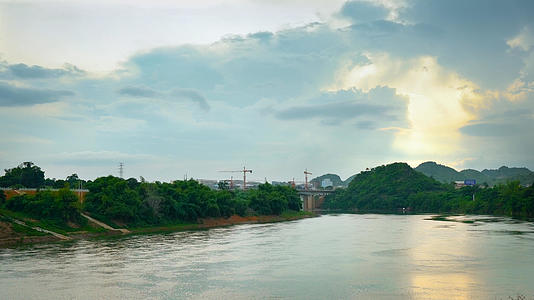 广西崇左河流上桥梁建设延时4K视频的预览图
