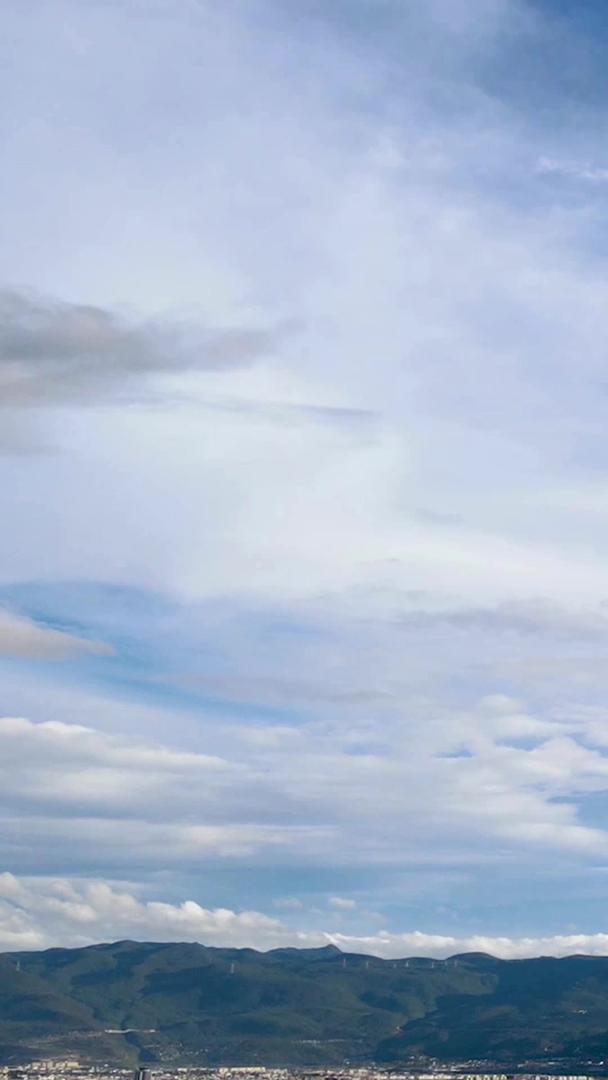 云南丽江上空绚丽的云彩视频的预览图