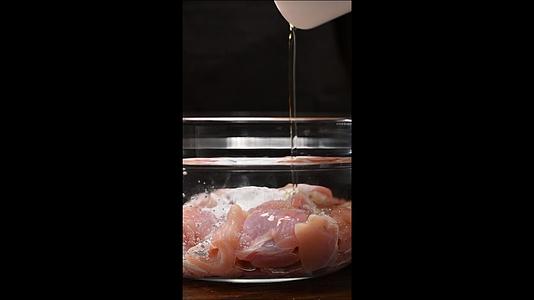 竖屏升格肉类调味腌制视频的预览图