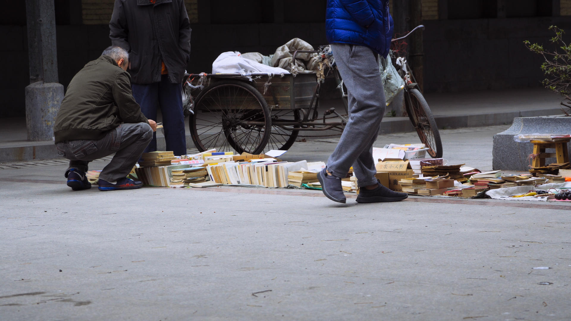 街边摆摊旧书摊卖书地摊4K实拍视频的预览图